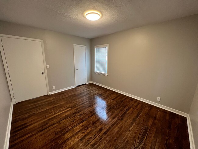 Building Photo - Fully Remodeled 2 Bed 1 Bath!!