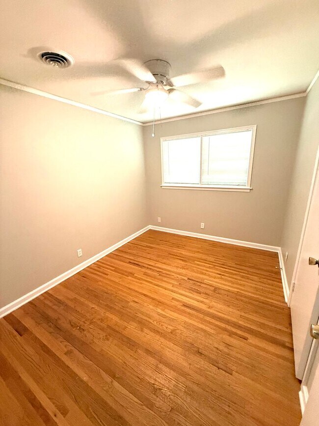 Building Photo - ** 3 bed 1 bath located in Forest Hills ** Call 334-366-9198 to schedule a self showing