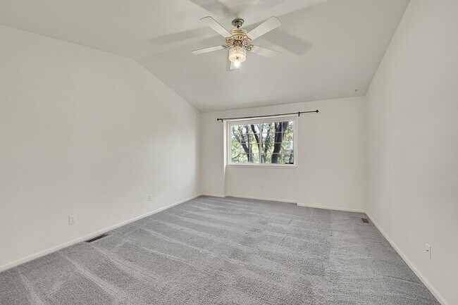 Building Photo - $1,950- 2 Bed, 2 Bath Townhouse in Denver with Washer and Dryer!