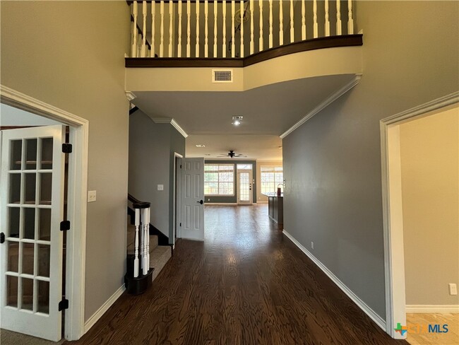 Building Photo - 2013 Highland Dr