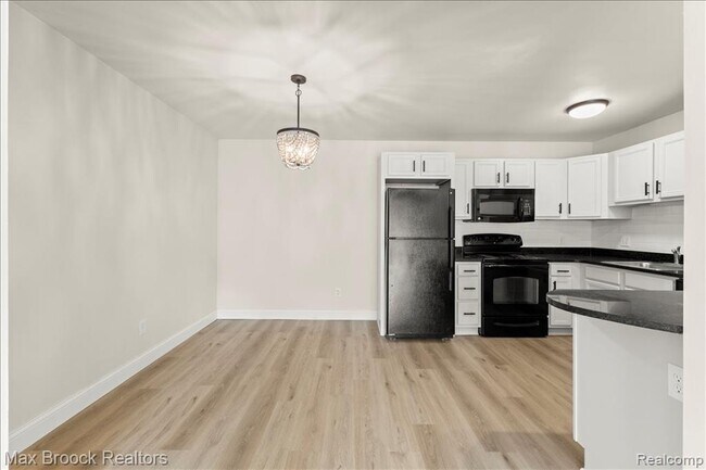 Building Photo - 2425 Torquay Ave