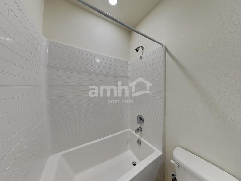 Building Photo - 1415 W 16th Ave