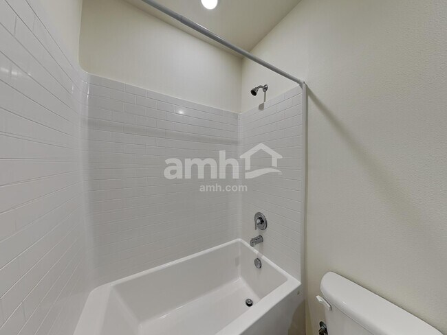 Building Photo - 1415 W 16th Ave