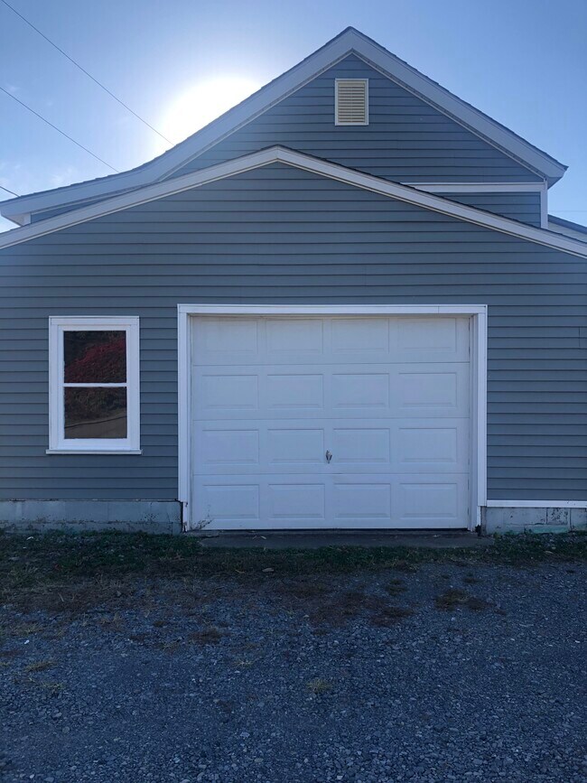 detached one car garage - 2310 Old Berwick Rd
