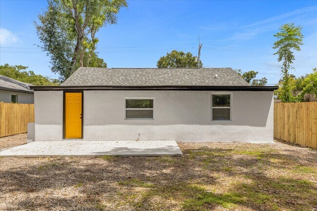 Building Photo - 812 W Miller St