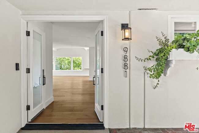 Building Photo - 9881 Beverly Grove Dr
