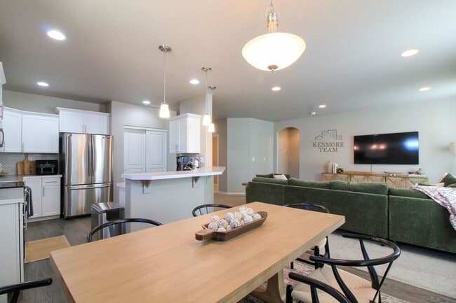 Building Photo - FURNISHED: 3 Bedroom, 2 Bath Home in South Richland