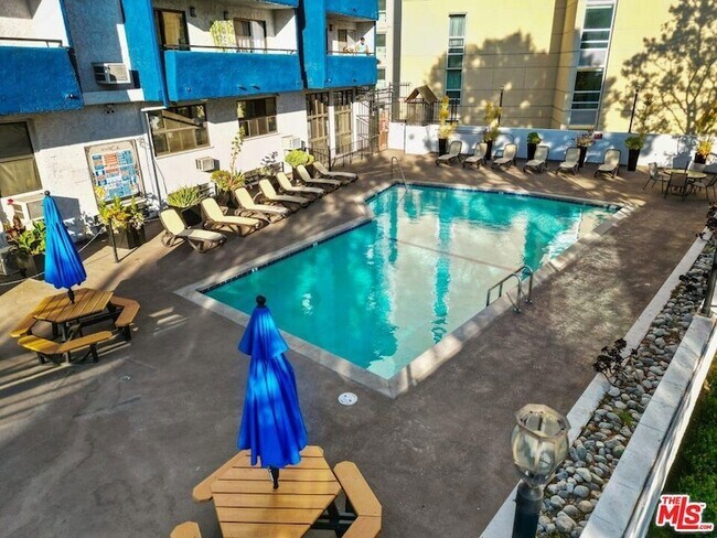 Building Photo - 10982 Roebling Ave