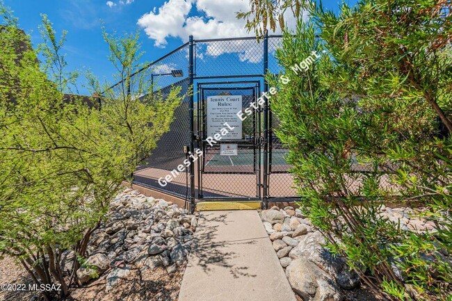 Building Photo - Lovely Sabino Canyon Condo