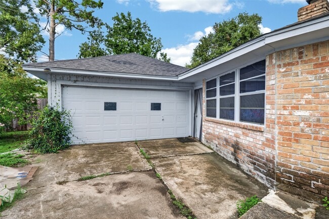 Building Photo - 5714 Arbor Vitae Dr
