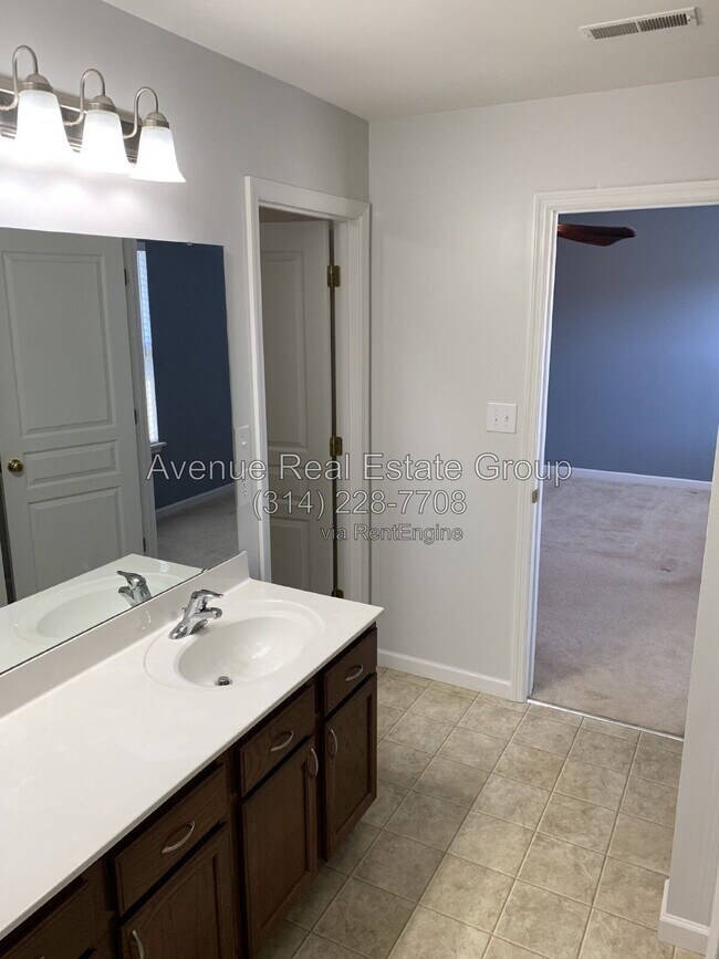 Building Photo - 554 Parkgate Dr