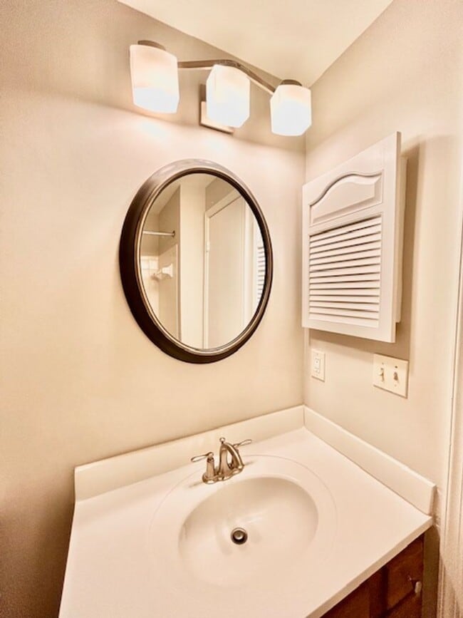 Building Photo - Spacious and bright 3BR/2.5BA townhouse with enclosed back patio