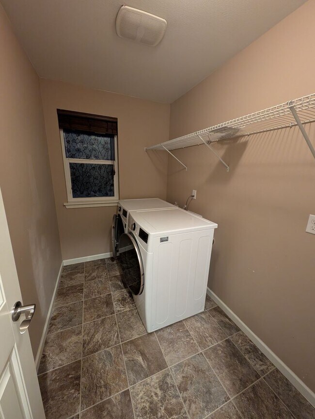 Building Photo - Almost 2500 SQ Feet of Space for ALL of your needs! Avail for Rent in Bremerton!