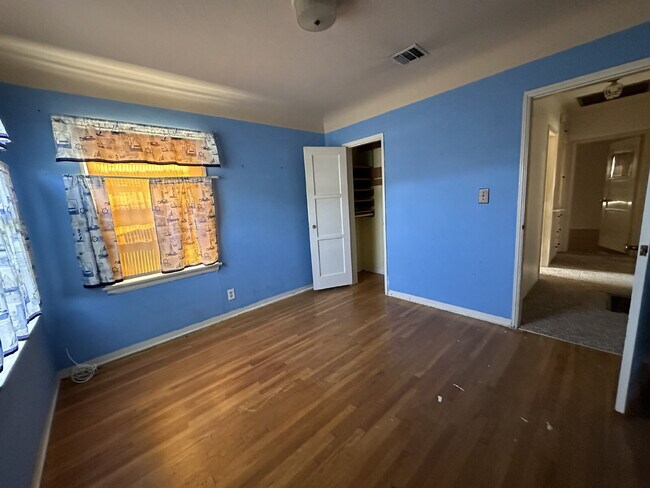 Building Photo - Charming 3 Bedroom, 2 Bath Home with Sunroom!