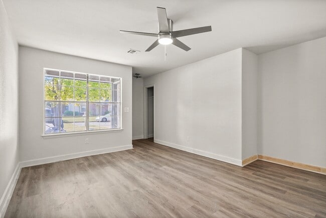 Building Photo - 412 W Austin St