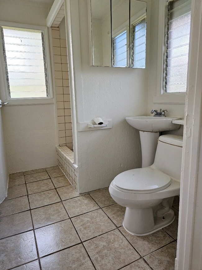Building Photo - Spacious 3-Beds, 2-Bath Apartment. Back unit