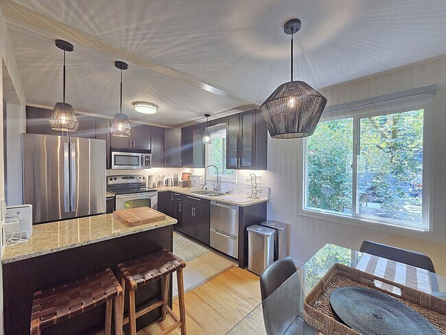 Building Photo - $1,950 - 2 Bed / 1 Bath Fully Furnished Condo in Secure Building in Rockwood/Manito Neighborhood
