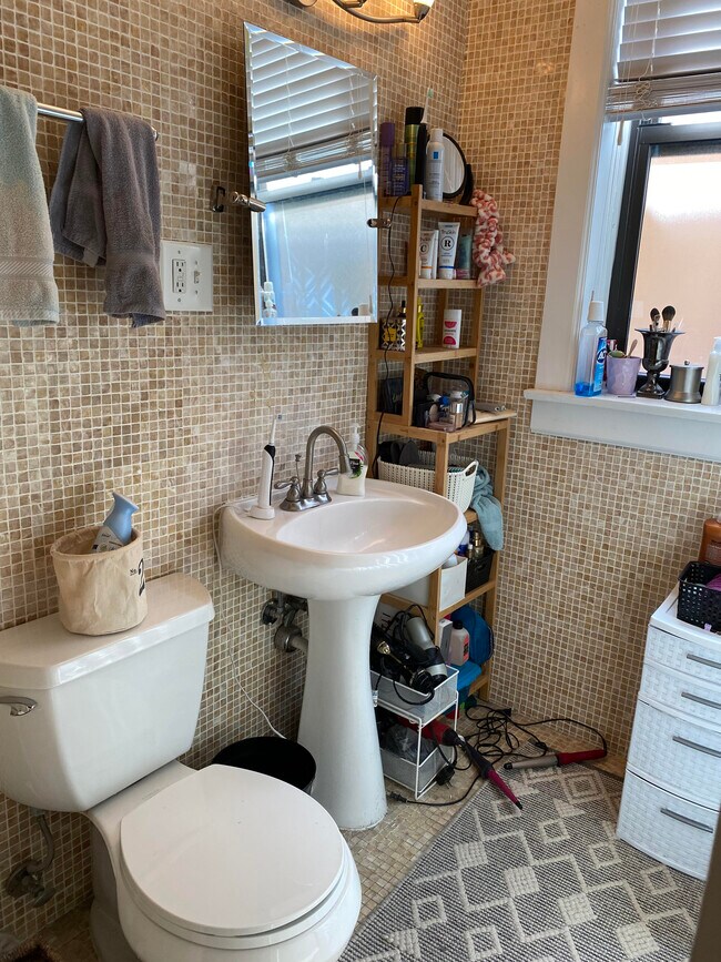 Building Photo - 1427 W Berwyn Ave