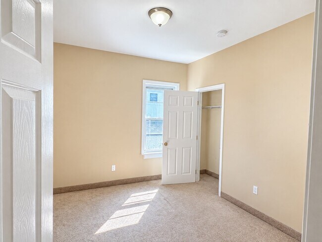 Building Photo - 456 Coggeshall St
