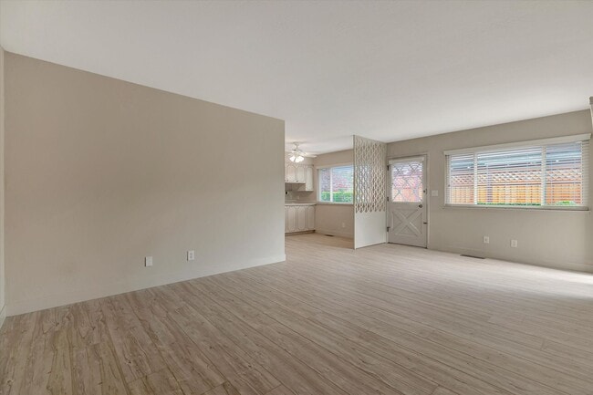 Building Photo - Duplex with 1.5 Bath and One Car Garage