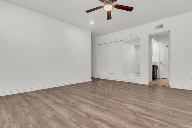 Building Photo - 1621 W 122nd St
