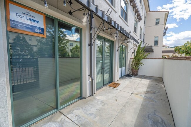 Building Photo - Unique 4-Bedroom, 3-story Live/Work Townhouse in the lushly landscaped Villa Metro Community!