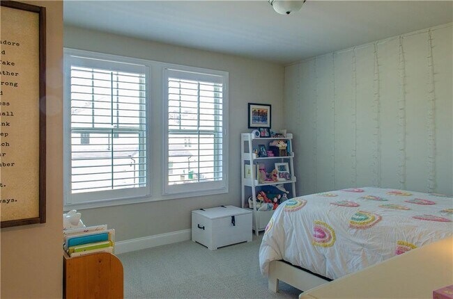 Building Photo - 660 Stately Dr