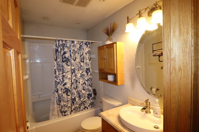 Building Photo - "Spacious 4-Bedroom 2 Bath with Finished B...