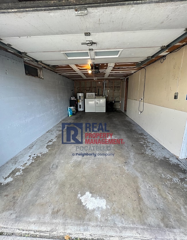 Building Photo - 3 Bedroom 1 bath - 1 car garage - "Pet Negotiable"