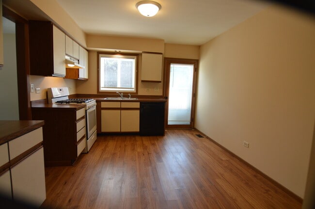Building Photo - 102 Lotus Ave