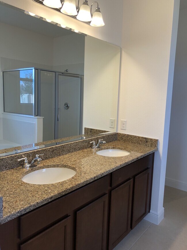 Building Photo - 4 BED HOME LOCATED IN WINTER GARDEN!