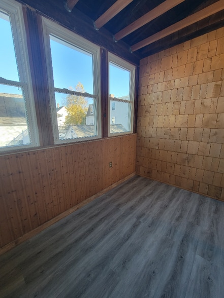 Building Photo - 129 Snow St