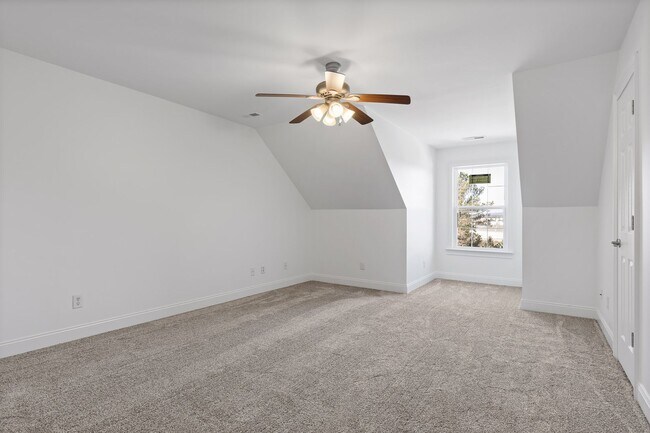 Building Photo - 3-bedroom 2-bathroom townhome now availabl...