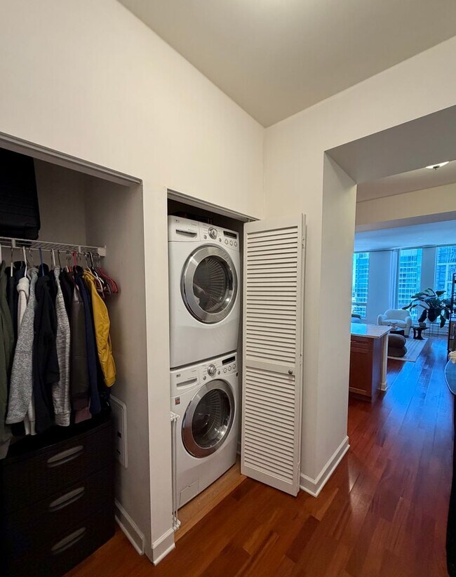 Building Photo - Stylish South Loop 1 Bed, 1 Bath w/ Pool, Elevator, Party Room + Extra Storage