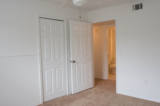 Building Photo - Second Floor Apartment with Balcony View! ...