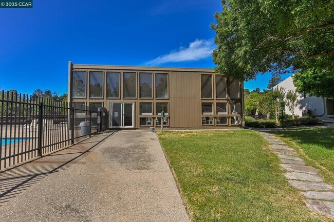 Building Photo - 2075 Ascot Dr