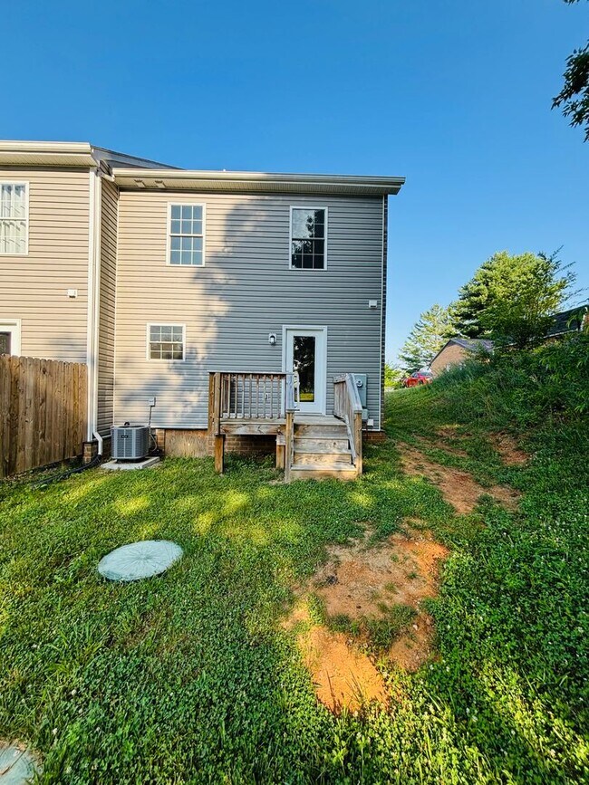 Building Photo - 3 Bedroom, 2.5 Bath Townhouse