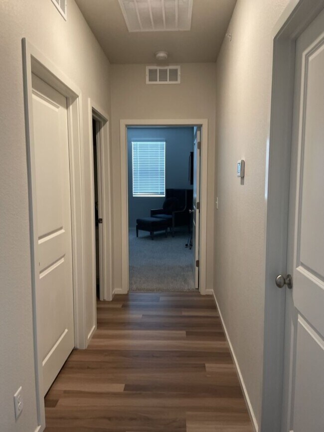 Building Photo - Newer 2 Bed / 2 Bath 2nd Floor Condo w/ 2 Car Garage