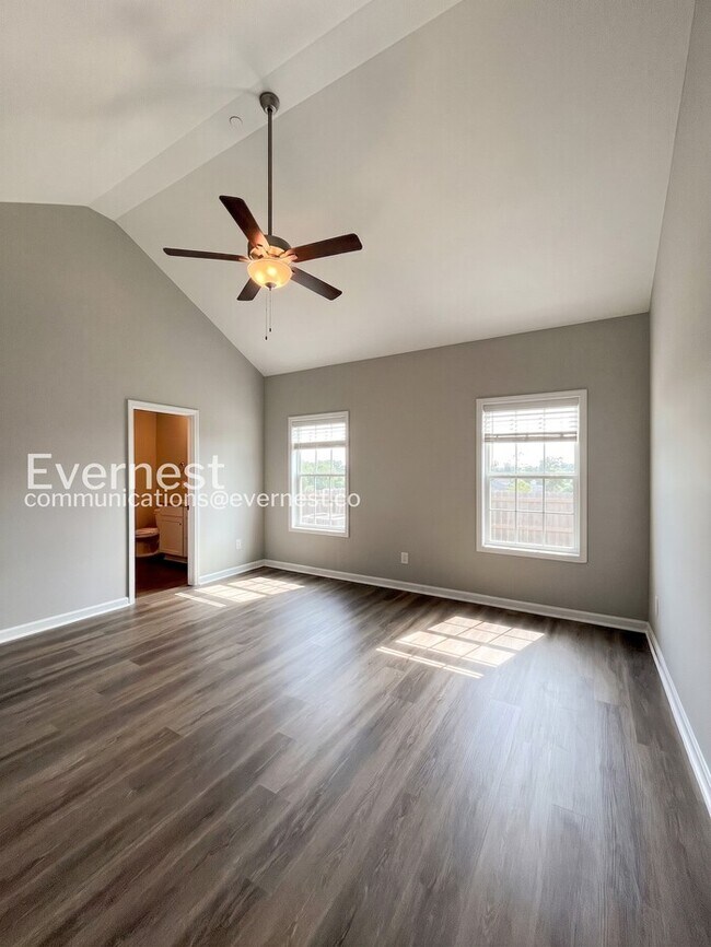 Building Photo - Limited Time Special Offer / 4 Bed, 2 Bath Home with and Garage / Pet-Friendly / Vouchers Accepte...