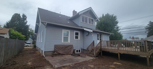 Building Photo - Downstairs unit @1034 NE Davis St - Lowered Price!