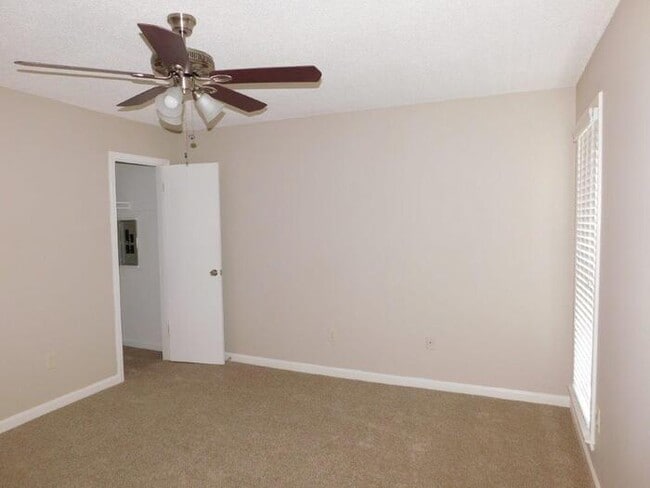 Building Photo - 3367 Kenie Ave