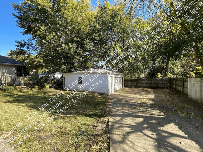 Building Photo - TOTALLY REMODELED!! This 3 bedroom, 1.5 ba...