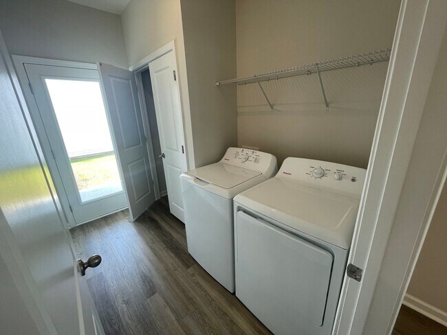 Building Photo - 3 BR Home in River Oaks!