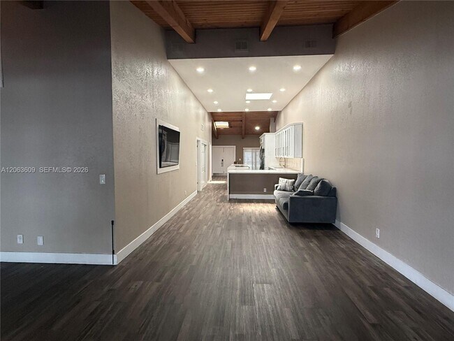 Building Photo - 2645 Parkview Dr S