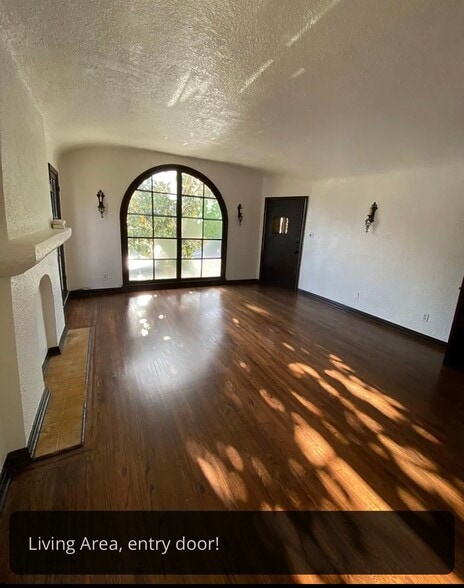 Building Photo - 2570 N Beachwood Dr