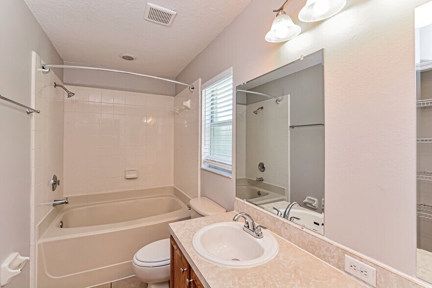 Building Photo - 10924 Pinewood Cove Ln
