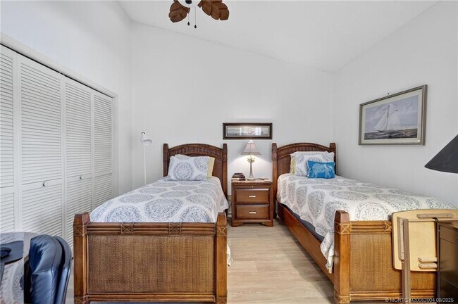 Building Photo - 6110 SE Martinique Dr