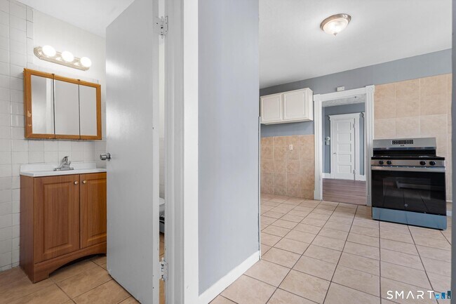 Building Photo - 66 Standish St