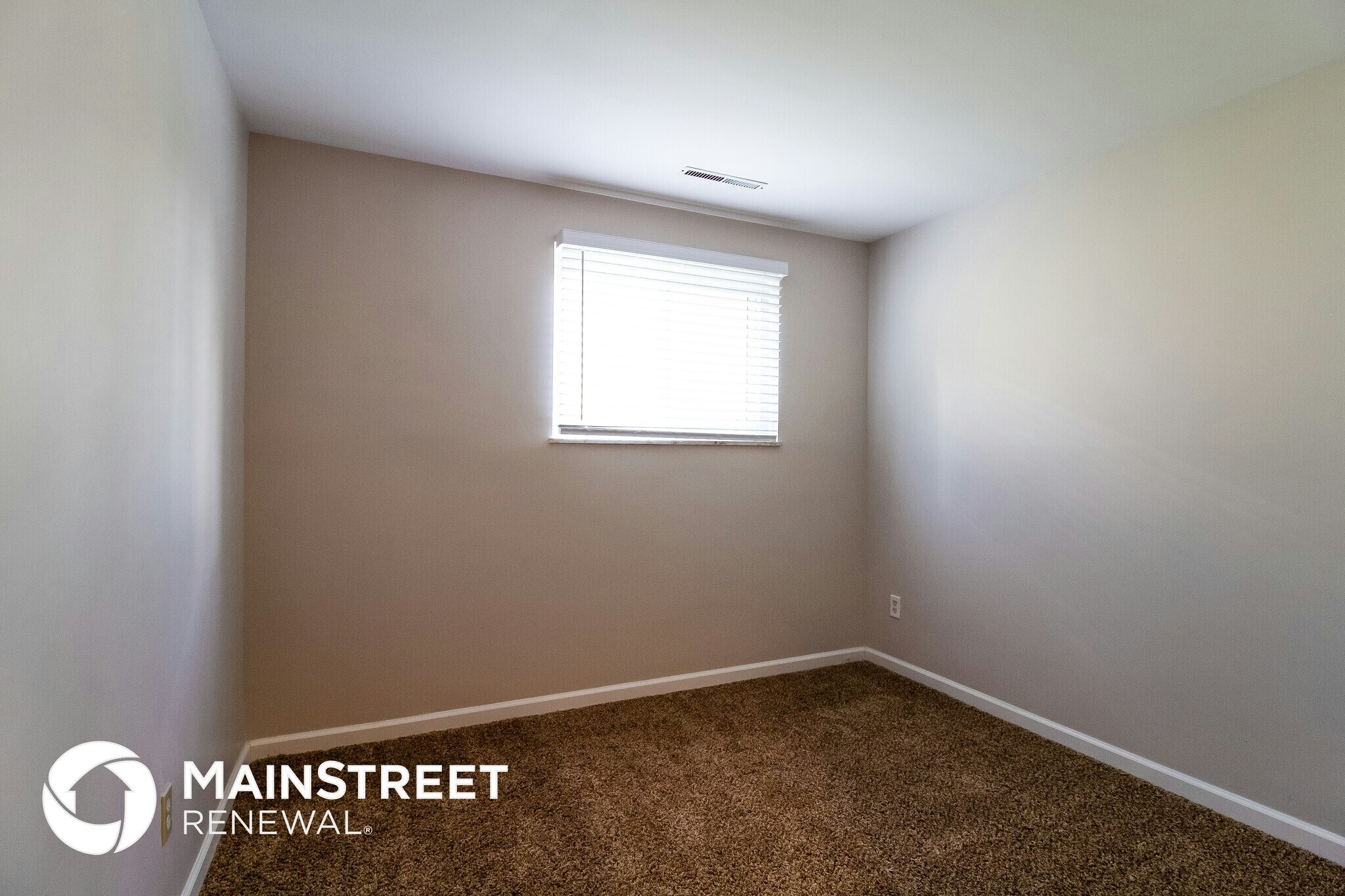 Building Photo - 1848 Tamarack Cir N