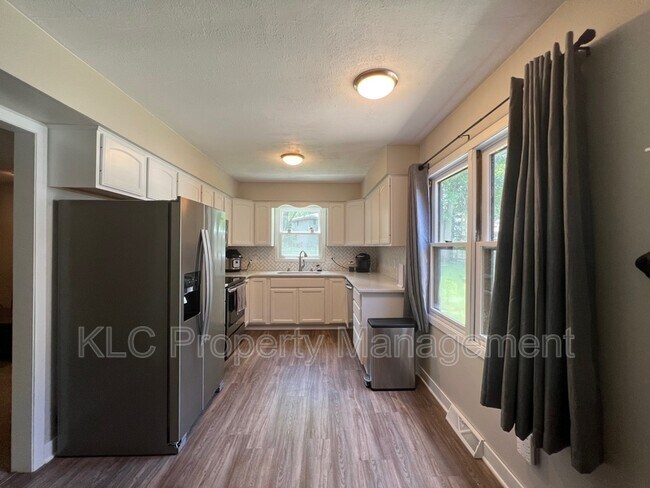 Building Photo - 9748 Lincoln Ave